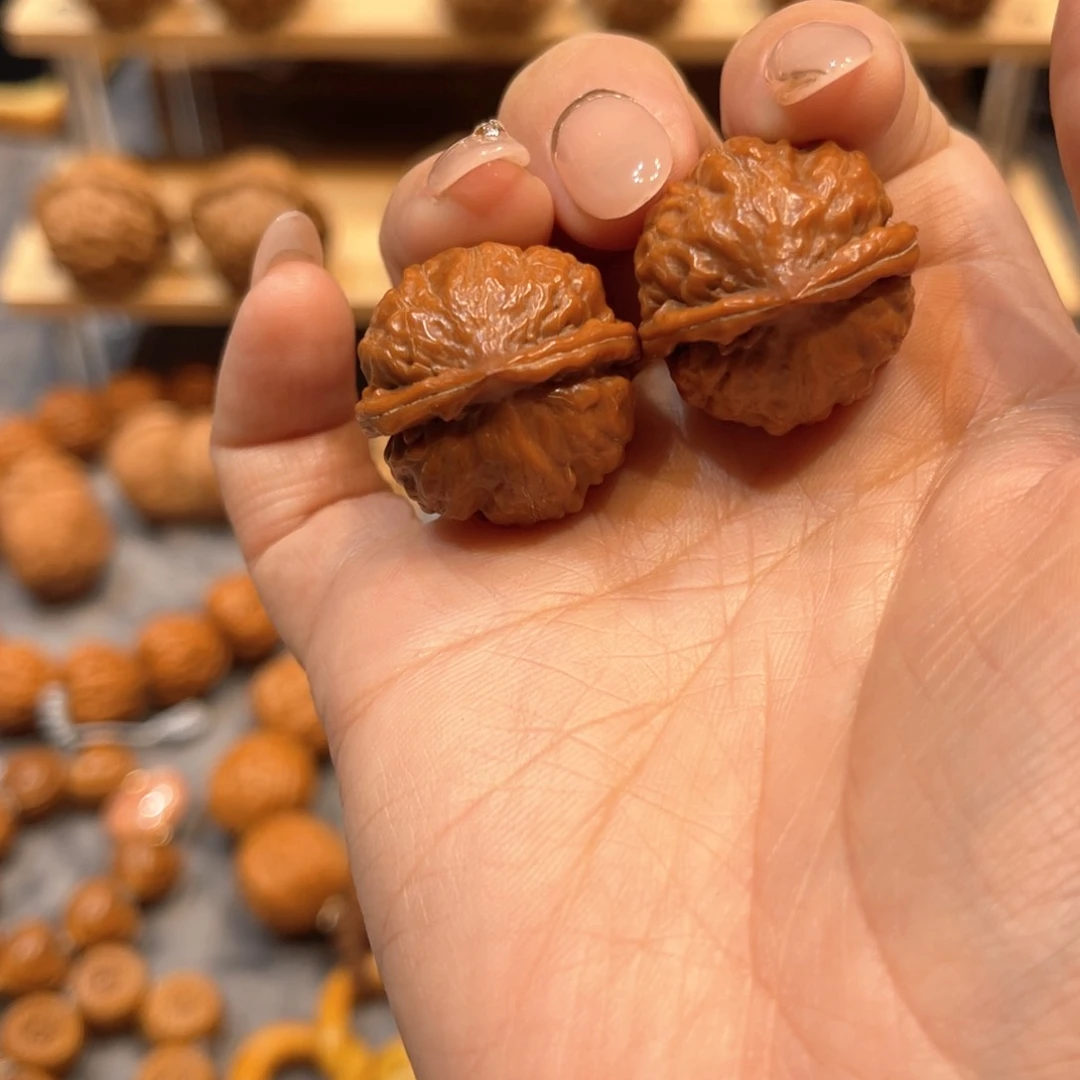 文玩核桃把件红皮胖墩墩