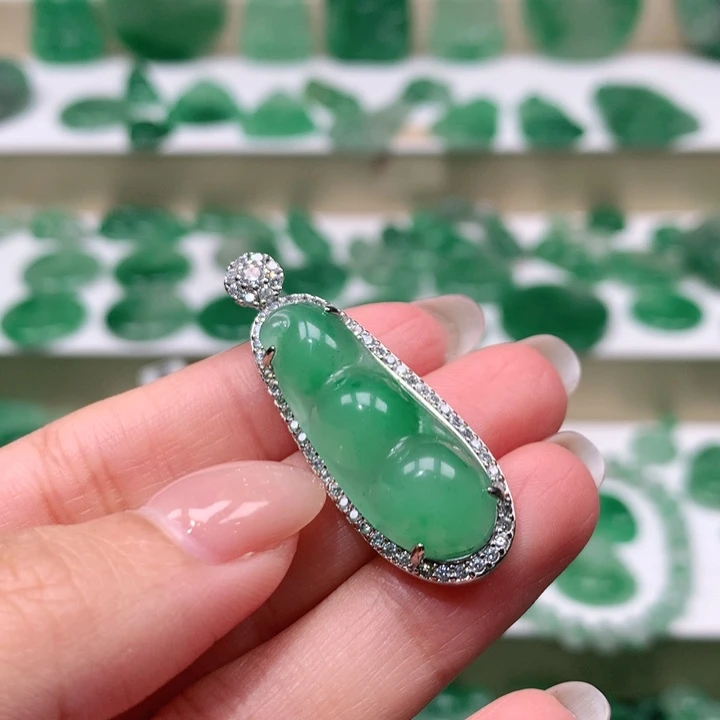 颈饰未镶嵌石英质玉