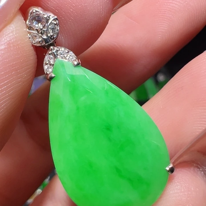 颈饰18K金镶嵌翡翠水滴