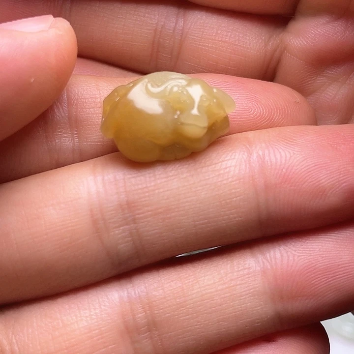 和田玉（黄玉）和田玉小牛未镶嵌
