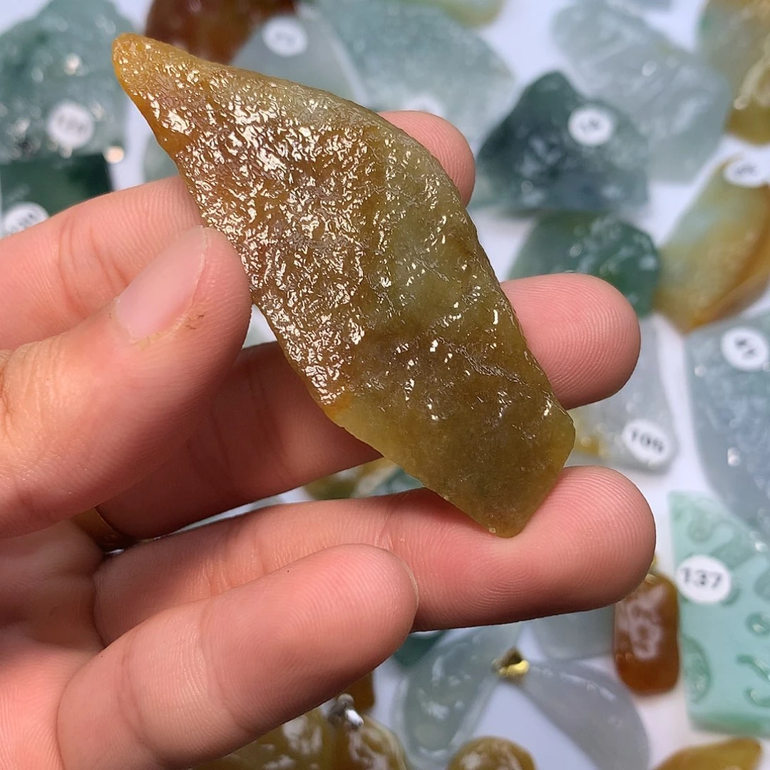 颈饰未镶嵌翡翠冰胶随行大马砍水石