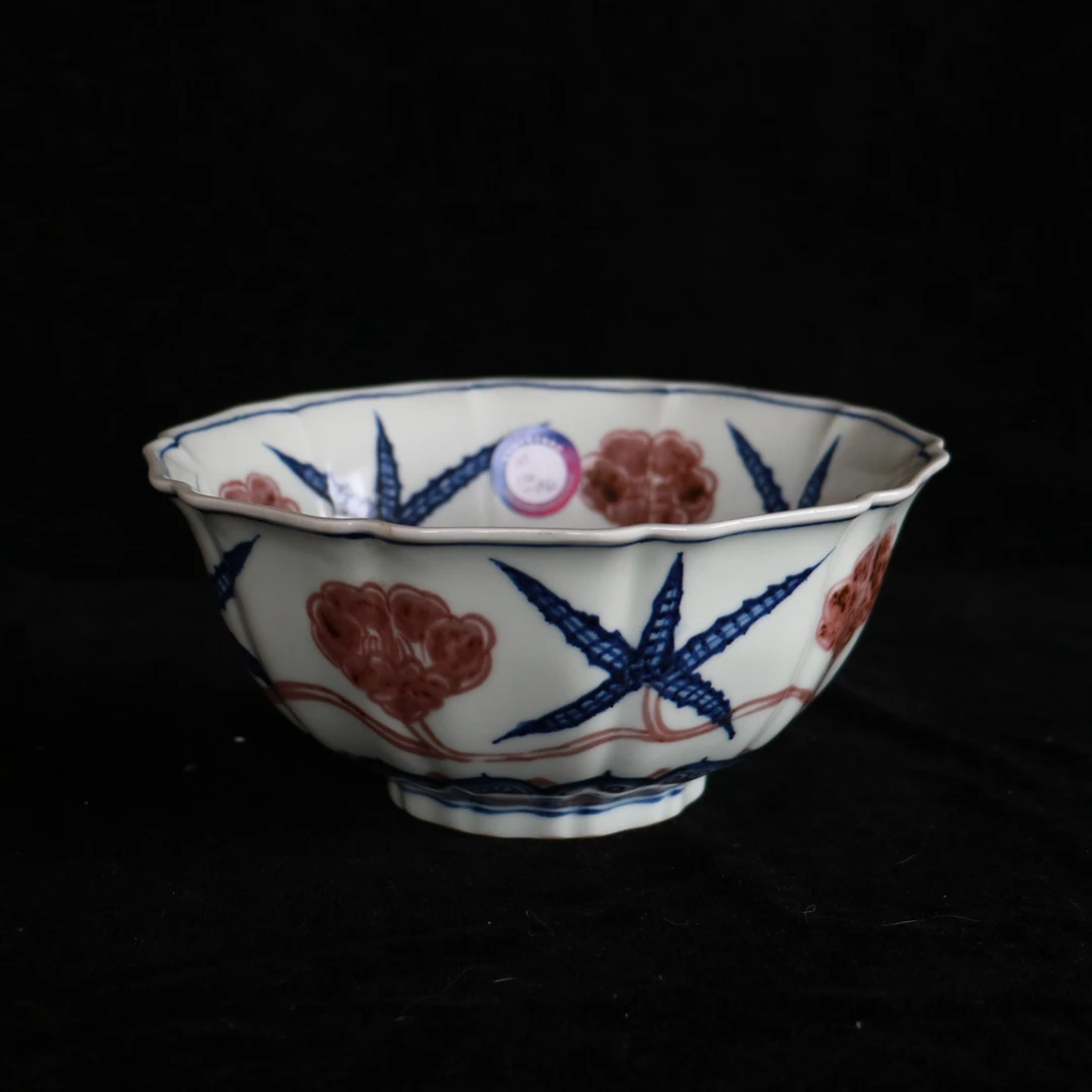明代宣德 青花釉里红缠枝秋葵花卉十棱  碗