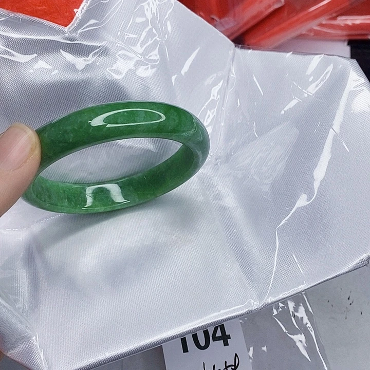 翡翠未镶嵌手镯一图一物实物为准（微瑕处理）