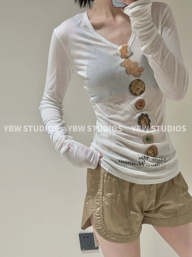 【YBW】小熊纽扣印花褶皱修身薄款V领长袖上衣