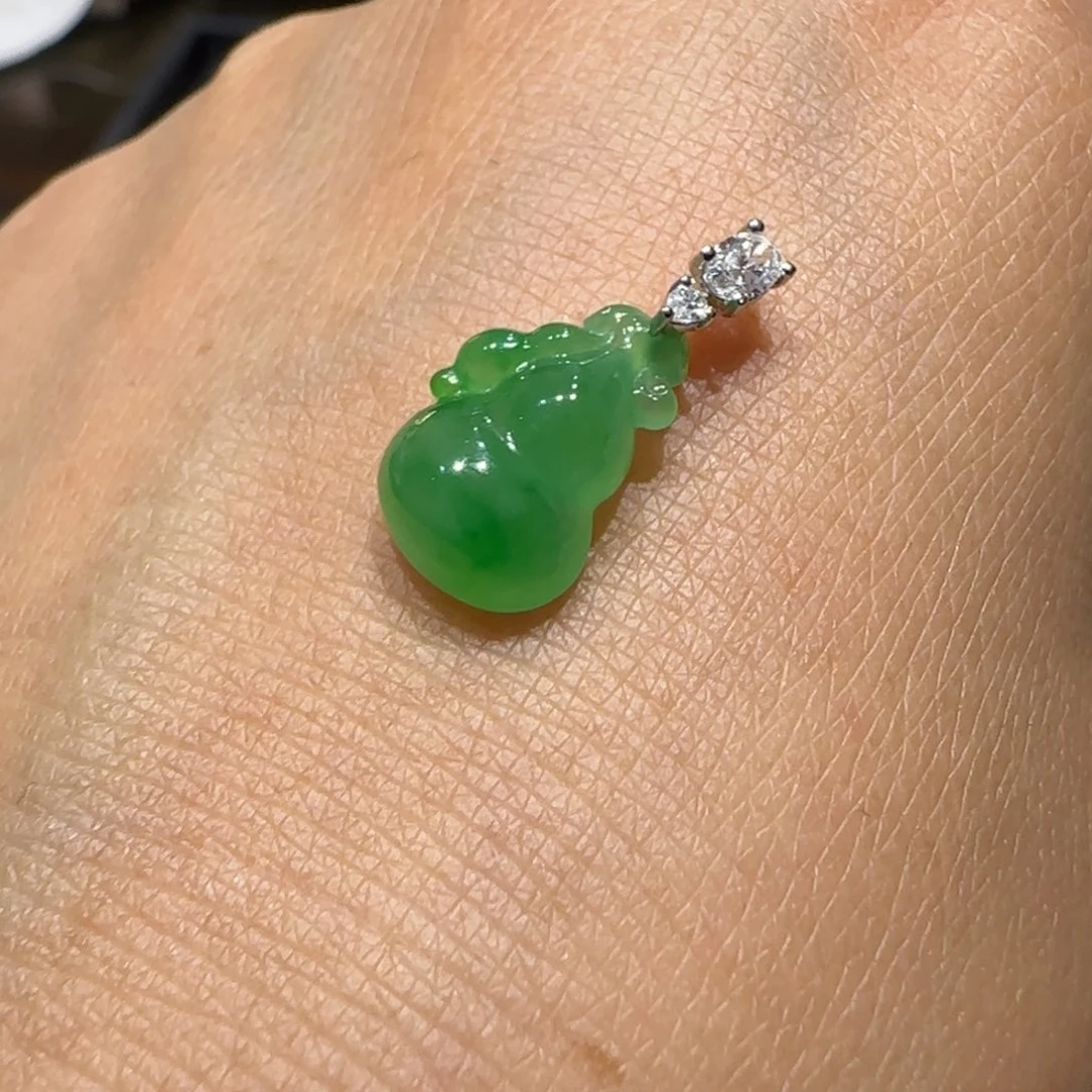 颈饰18K金镶嵌翡翠葫芦