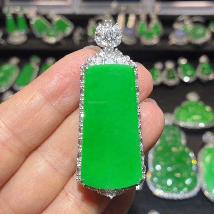 翡翠18K金镶嵌颈饰翡翠