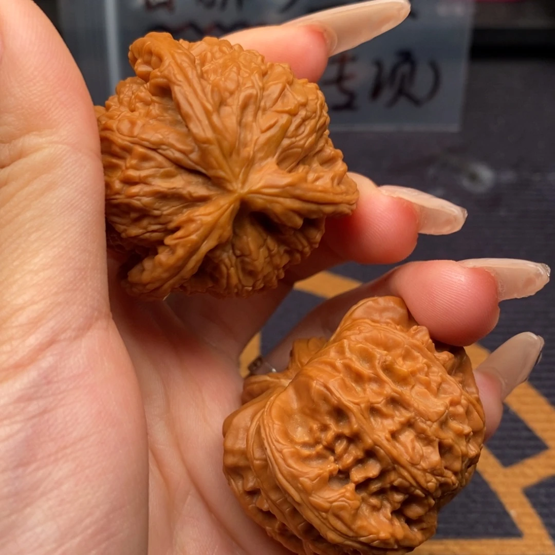 庆***焱文玩核桃吊坠白狮子