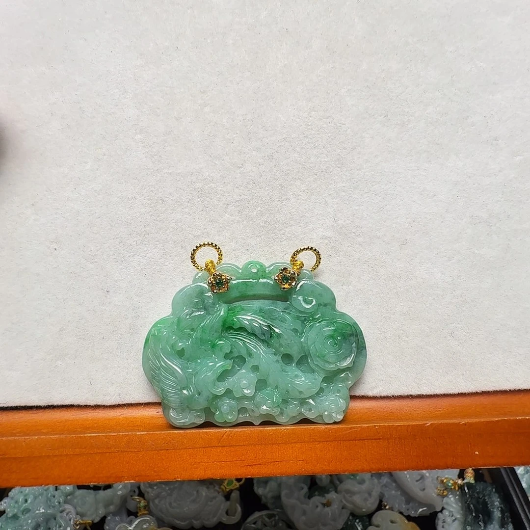 翡翠未镶嵌吊坠(赠链)