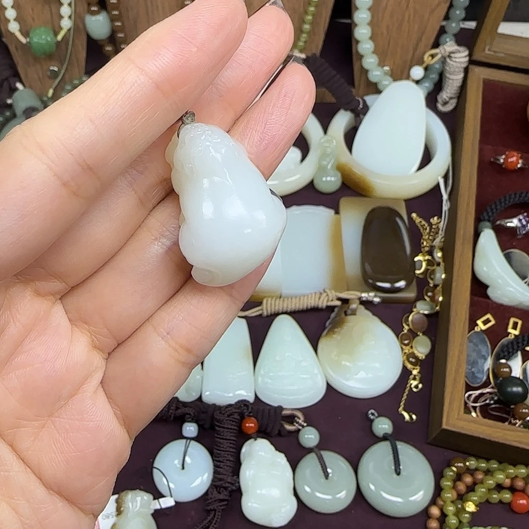 和田玉未镶嵌颈饰