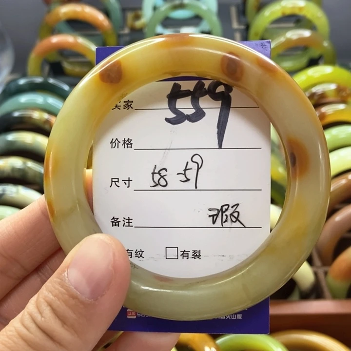 蛇纹石玉手镯未镶嵌一***?
