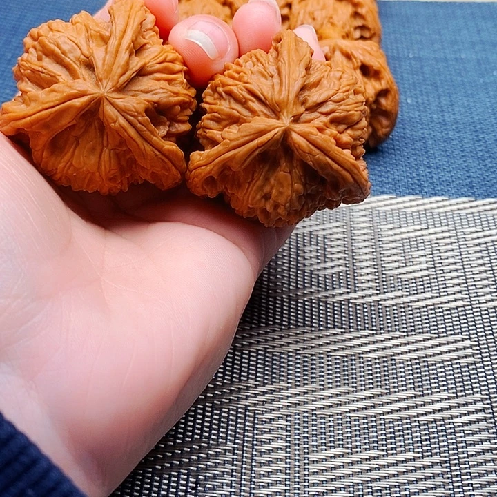 正***的文玩核桃吊坠三棱