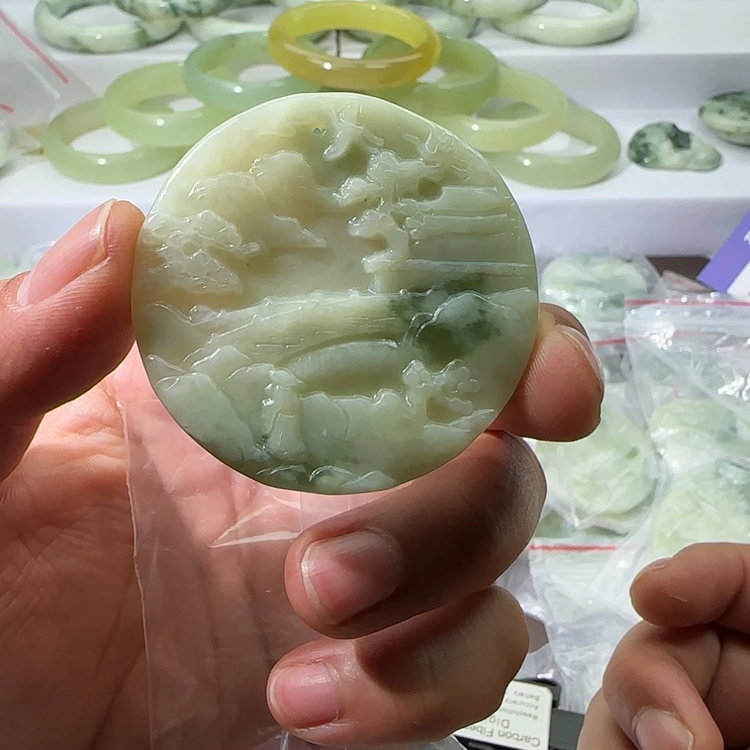 透闪石-蛇纹石玉未镶嵌颈饰