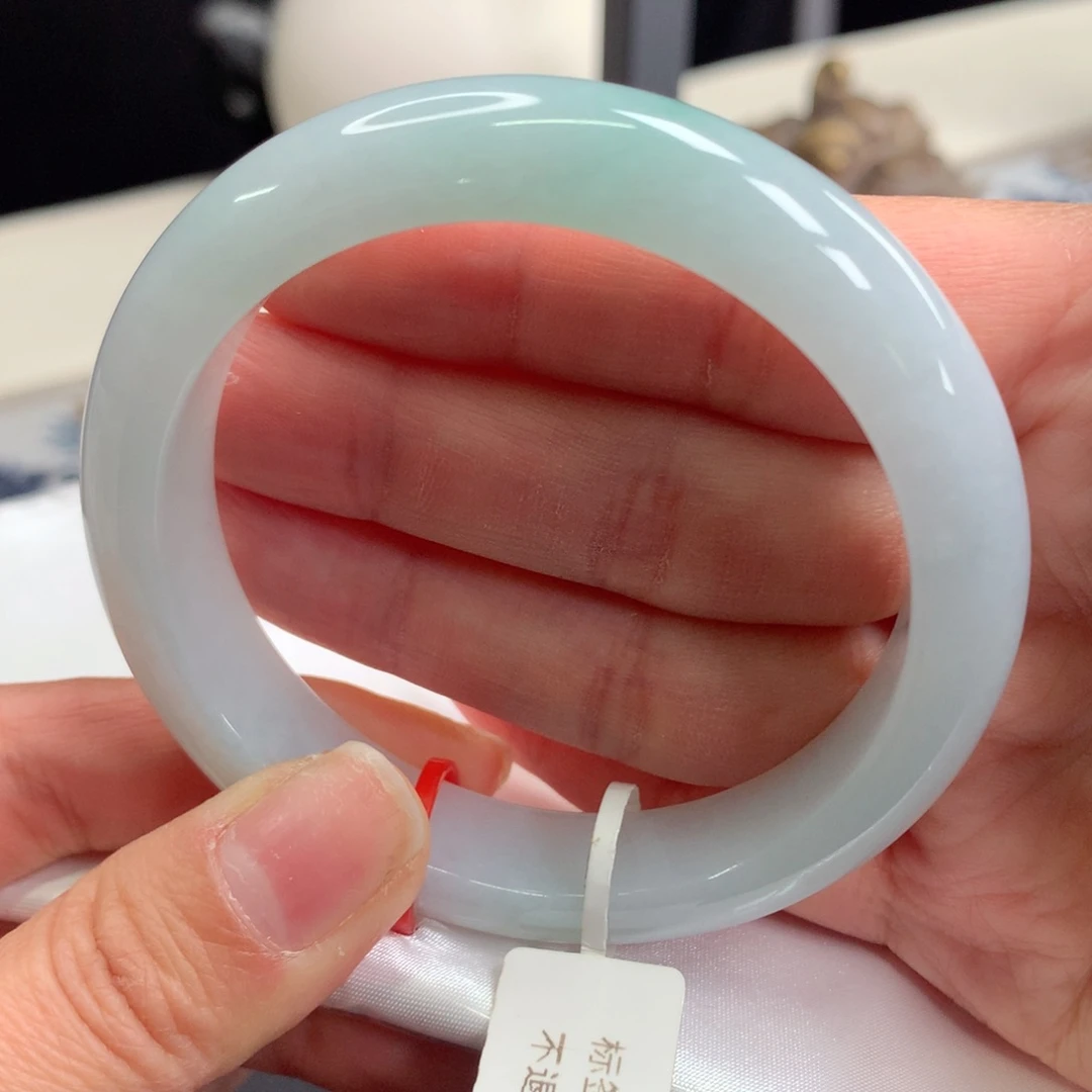 翡翠手镯未镶嵌56飘绿 细腻胶润