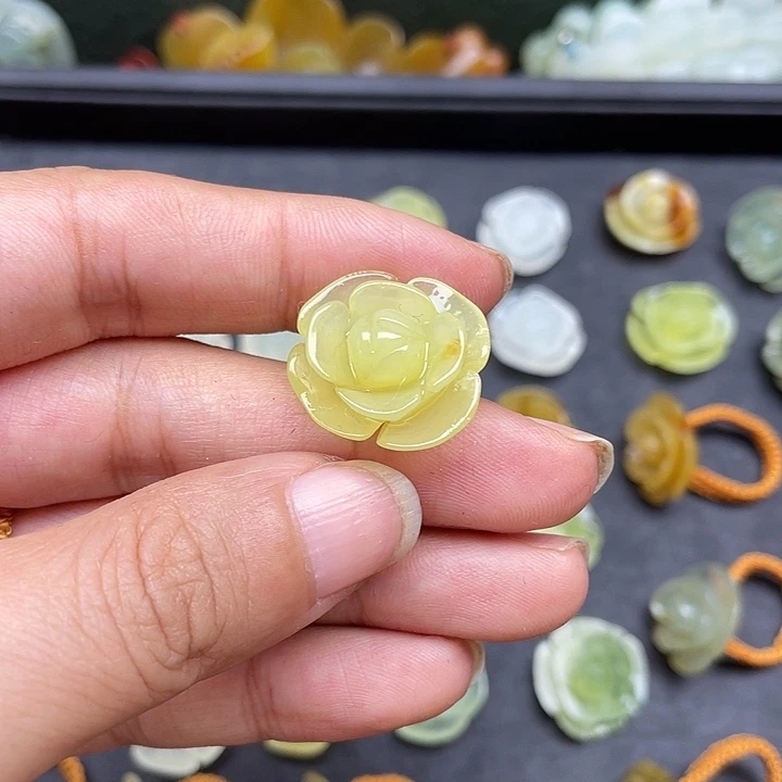 蛇纹石玉吊坠未镶嵌雪*