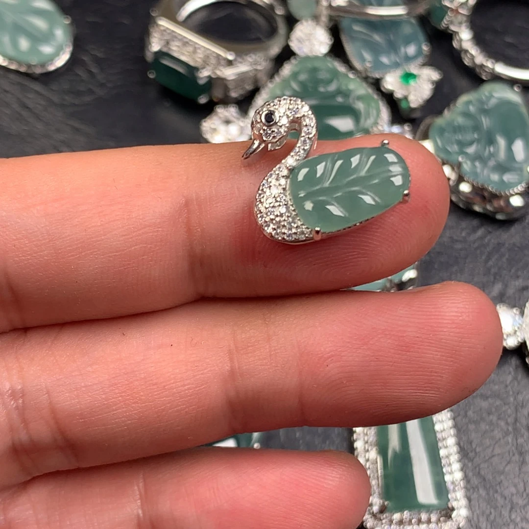 翡翠未镶嵌颈饰天鹅之梦