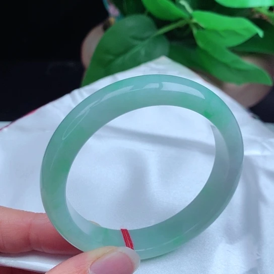 翡翠手镯未镶嵌      正圈55 白底青