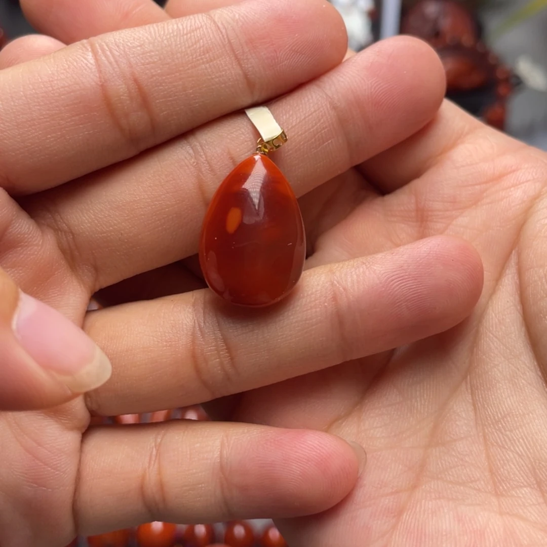 【闪购商品】18K金镶嵌双色水滴吊坠南红玛瑙