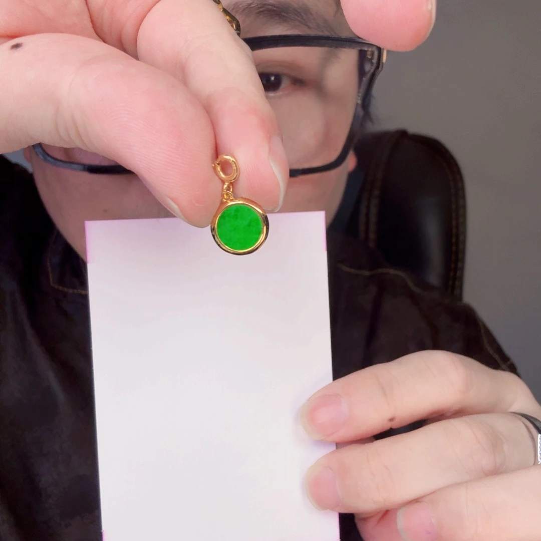 翡翠未镶嵌颈饰一件