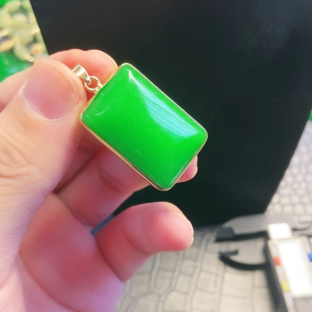 颈饰18K金镶嵌翡翠