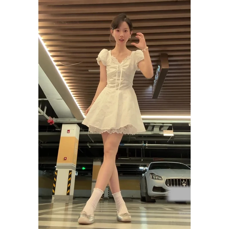 连衣裙女2025夏季新款法式气质方口领蕾丝拼接收腰显瘦泡泡袖裙子