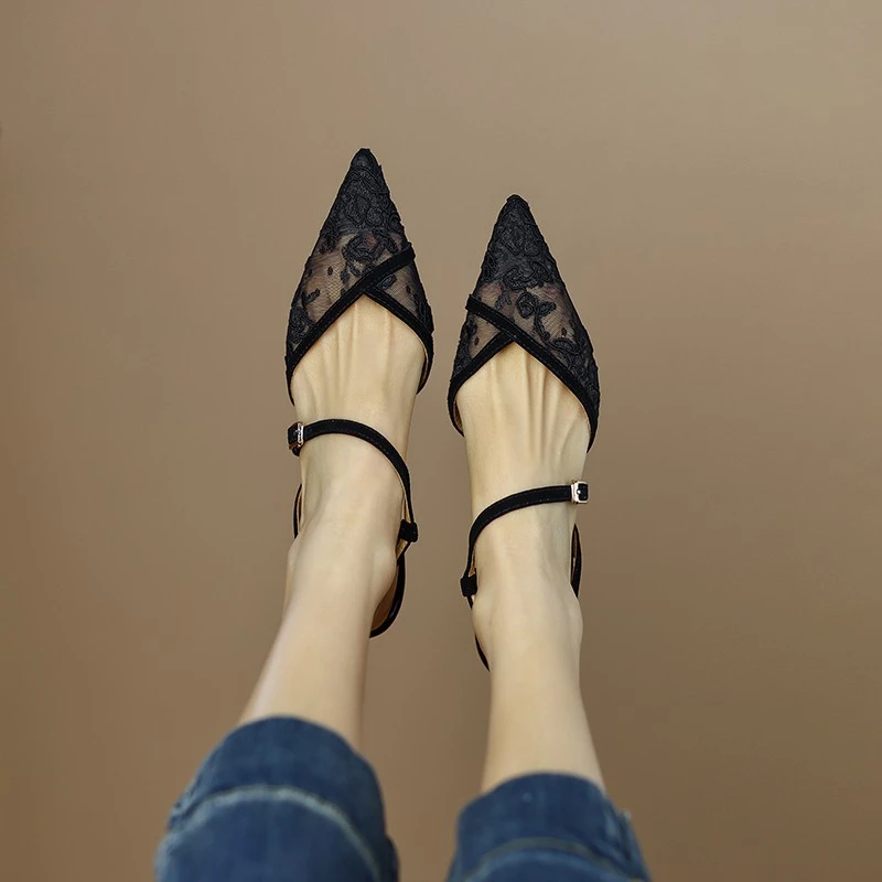 网纱透气花卉包头中空凉鞋夏季女鞋时尚新款后空细跟一字扣高跟鞋