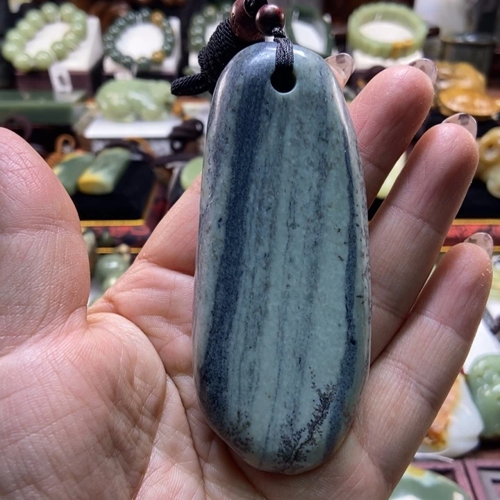 未镶嵌岫岩河磨玉（透闪石质玉）把件