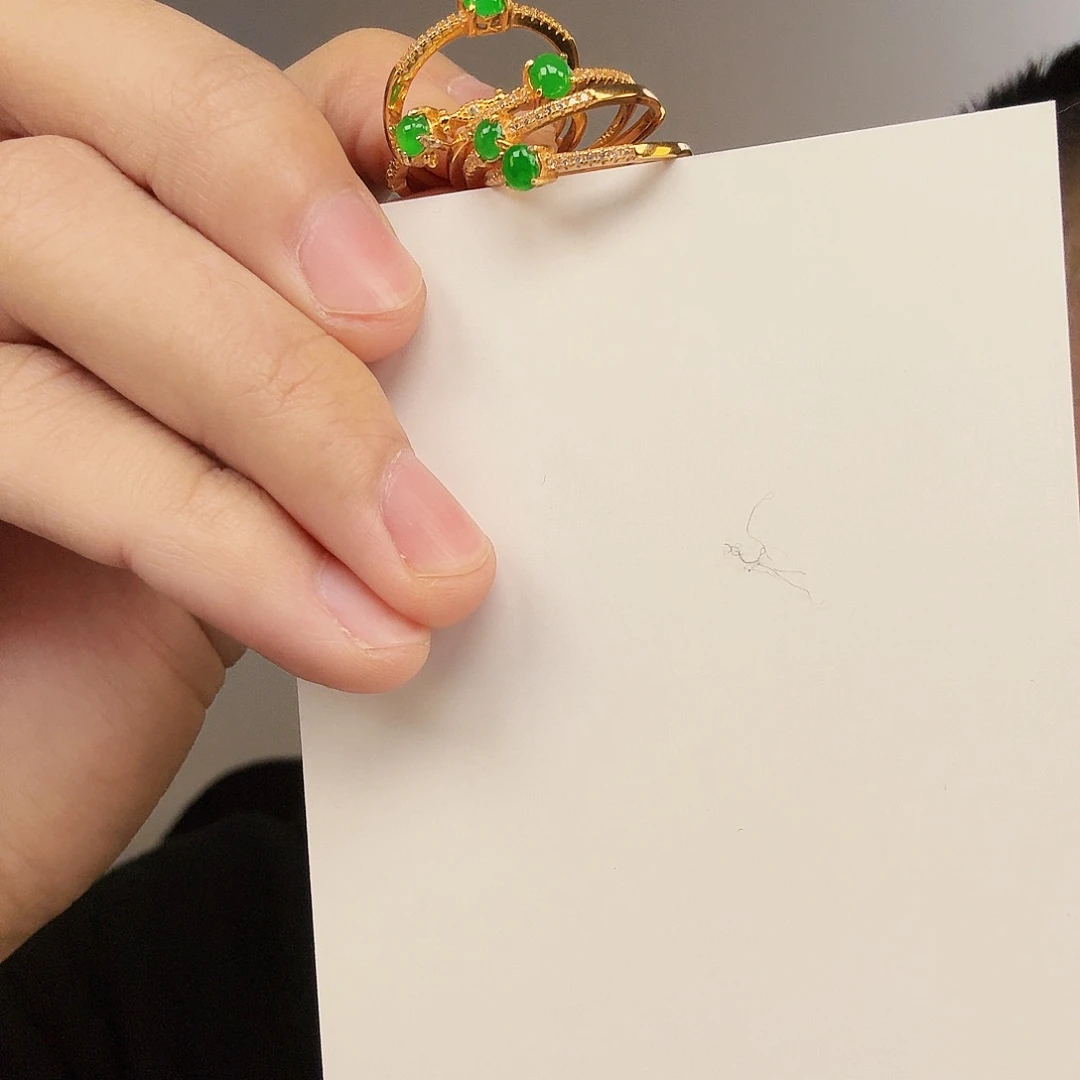 翡翠未镶嵌颈饰一件