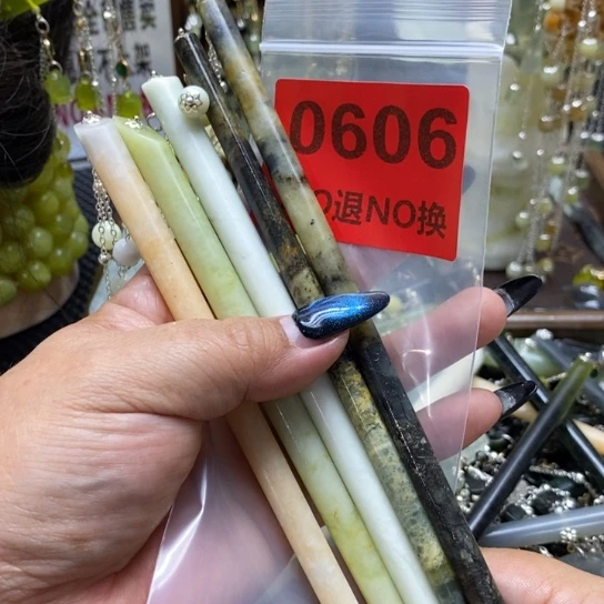 -***瘋未镶嵌蛇纹石玉发簪