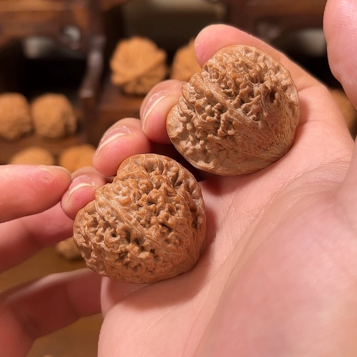 文玩核桃吊坠全品老树桃心桩满天星边40