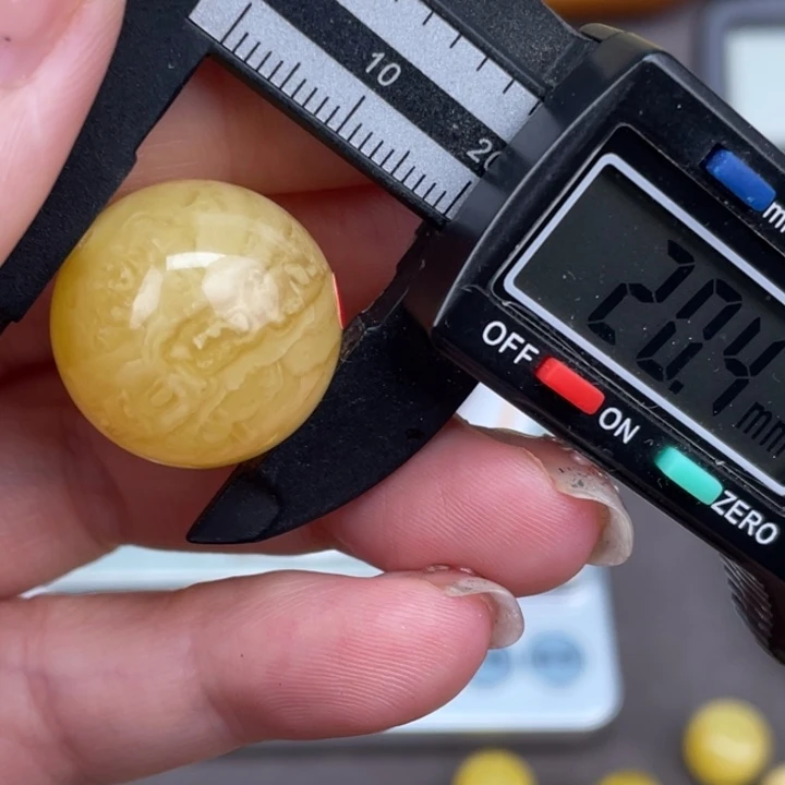 未镶嵌琥珀裸石微瑕33