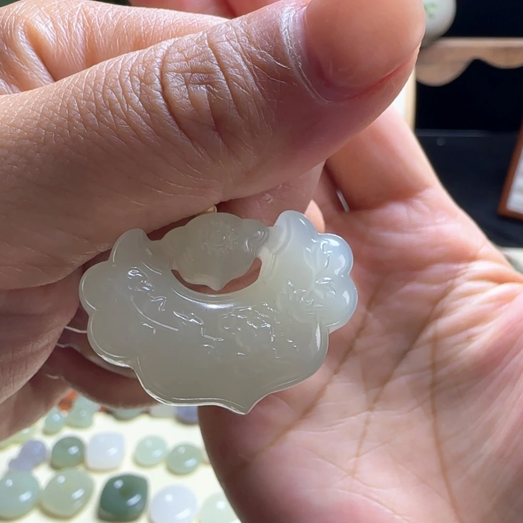 和田玉未镶嵌颈饰时***?