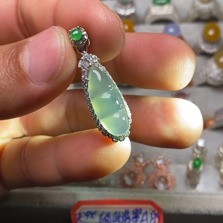 翡翠颈饰银S925镶嵌吊坠