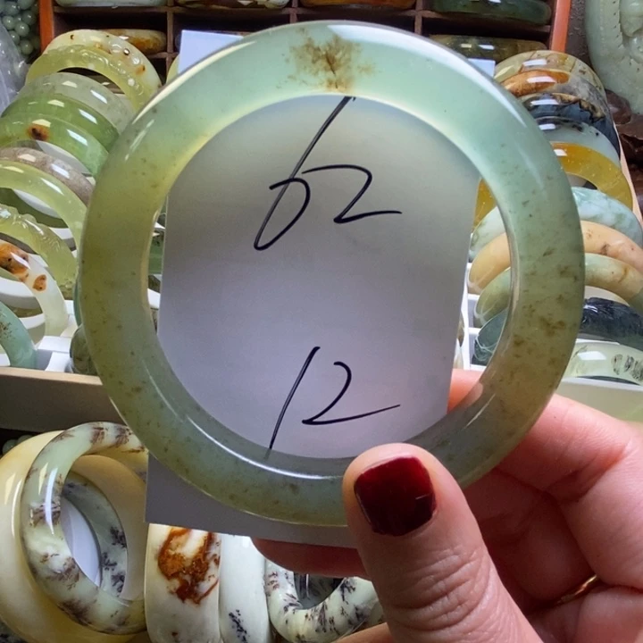 蛇纹石玉手镯未镶嵌是**啊