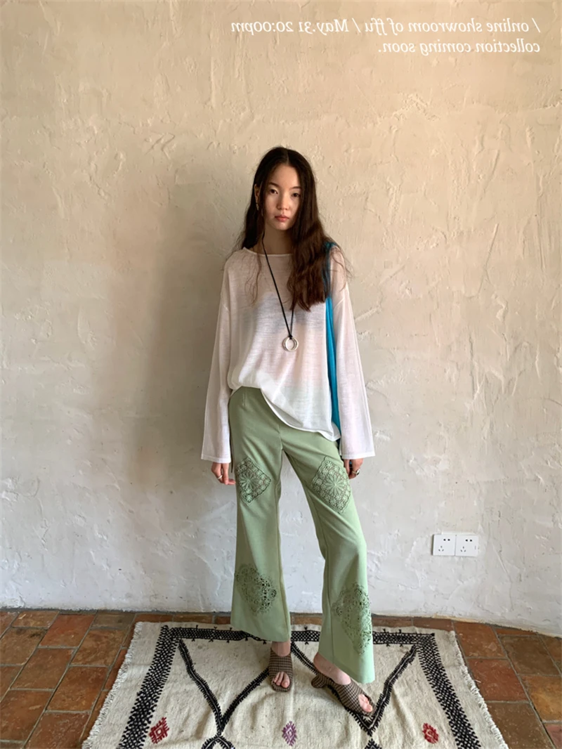 绿色裤子女2025新款设计感小众法式镂空刺绣腰链微喇度假休闲裤潮