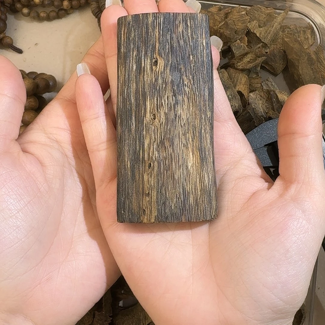 手把件沉香27克无事牌