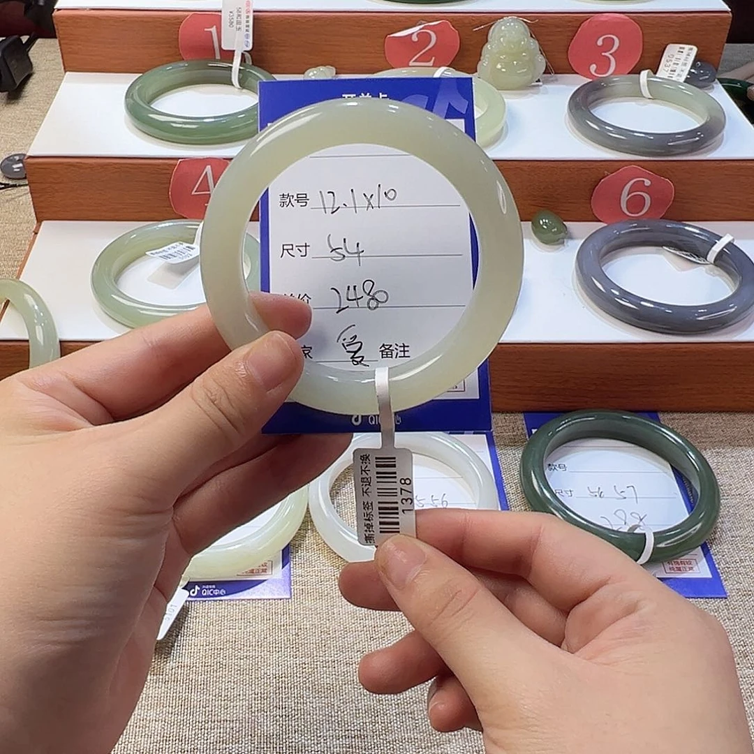 和田玉手镯未镶嵌爱**枝