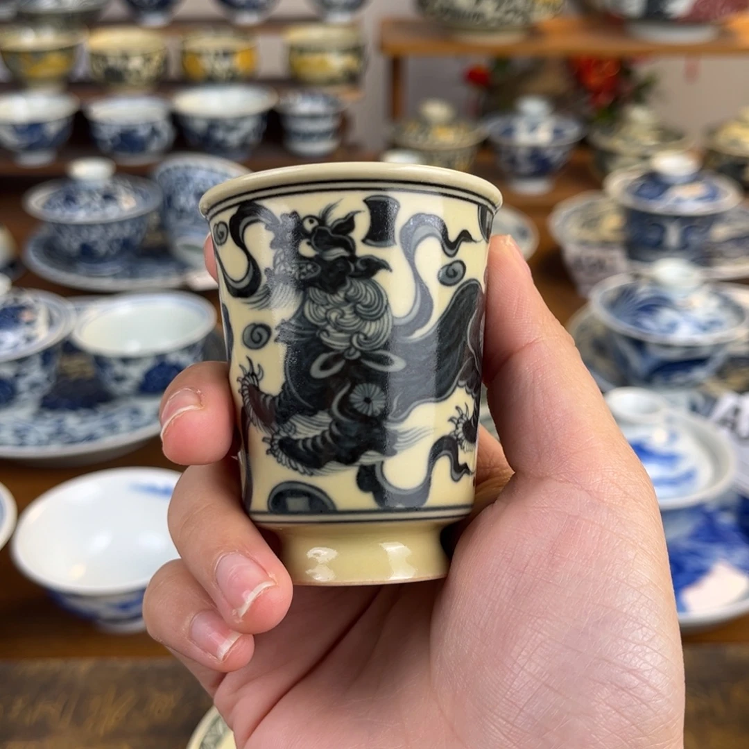 二号釉狮子戏绣球直口杯