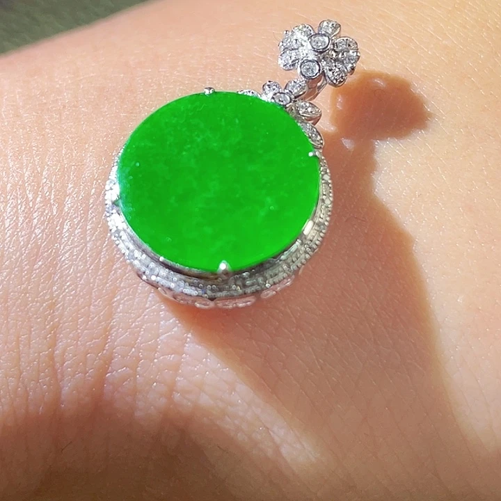 翡翠18K金镶嵌颈饰翡翠