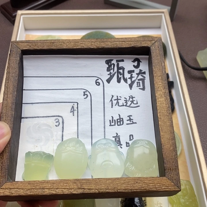 未镶嵌蛇纹石玉颈饰