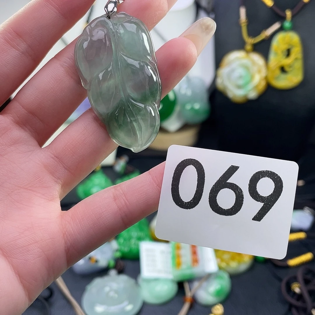 翡翠未镶嵌吊坠(赠链)