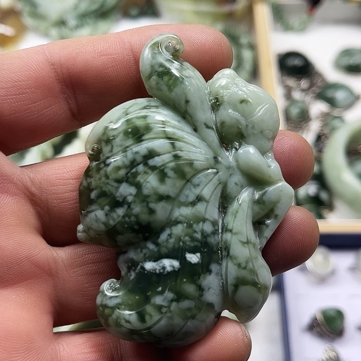 透闪石-蛇纹石玉未镶嵌颈饰