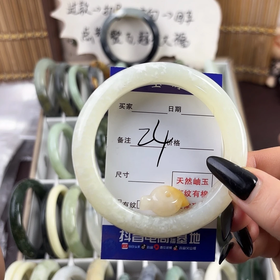 蛇纹石玉手镯未镶嵌阿*。