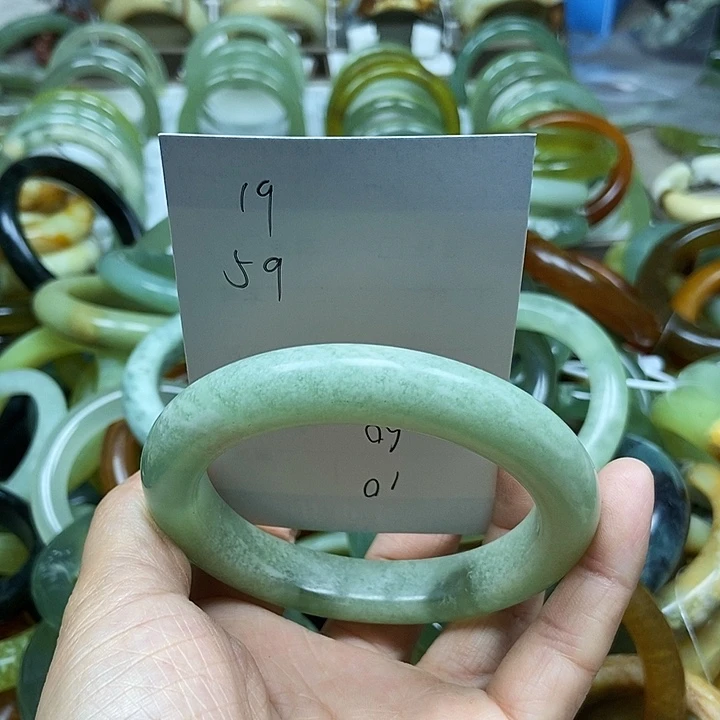 未镶嵌手镯透闪石质玉