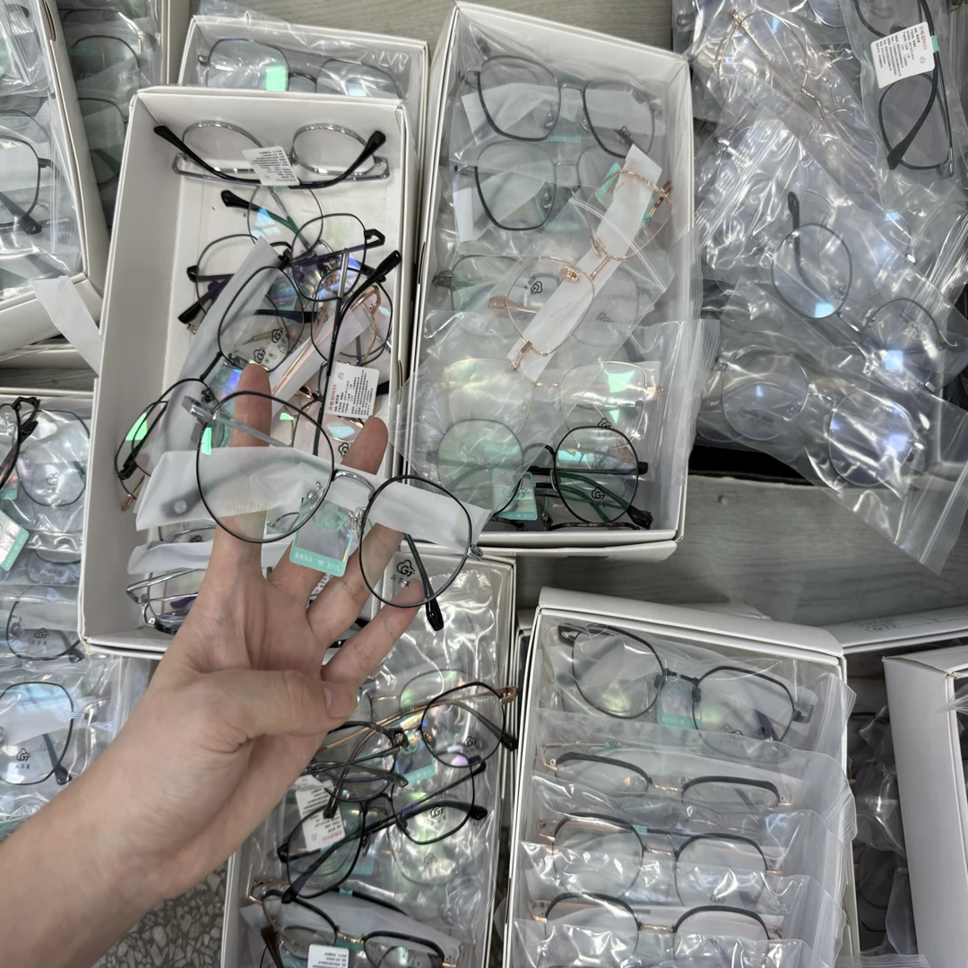 处理复古钛架。