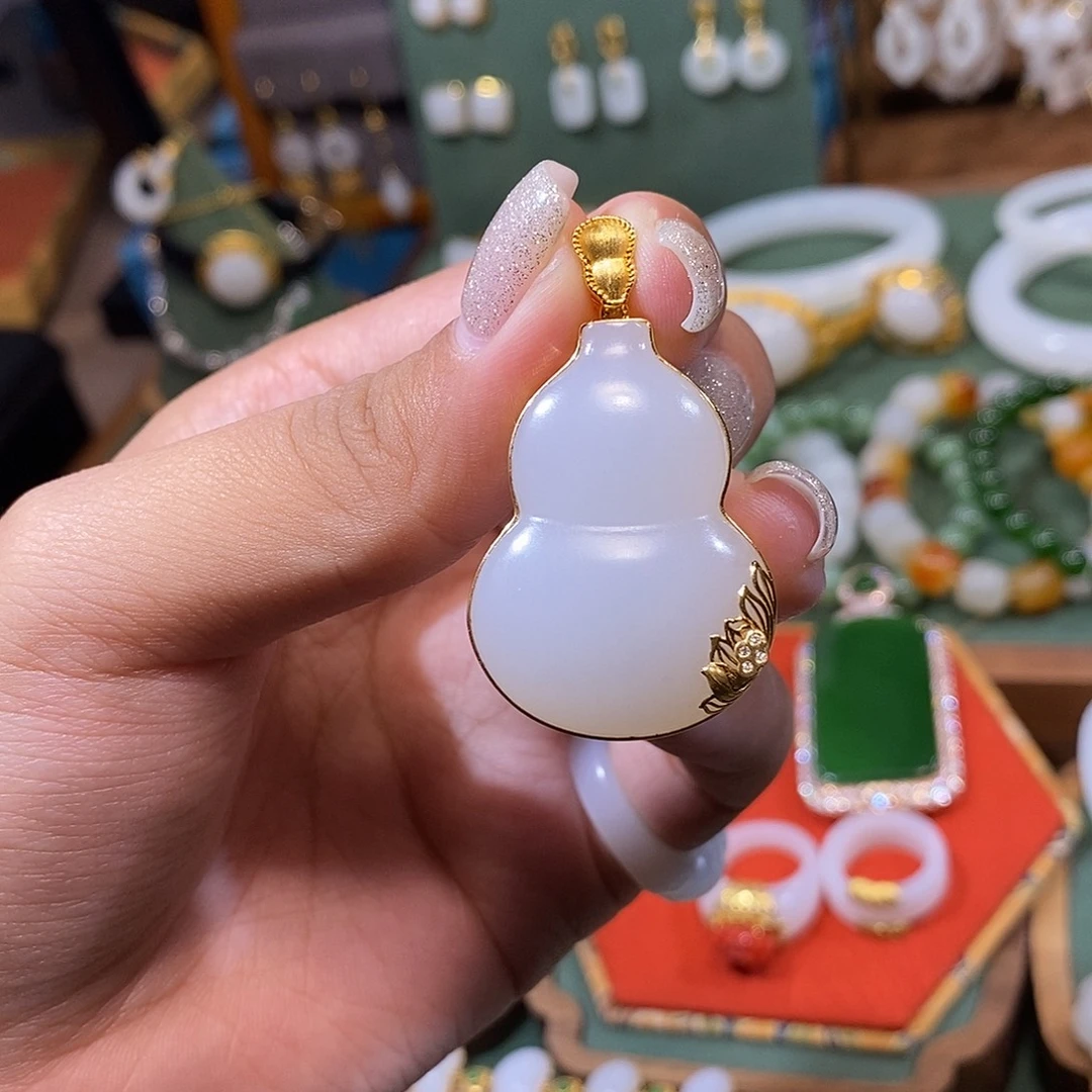 和田玉18K金镶嵌颈饰