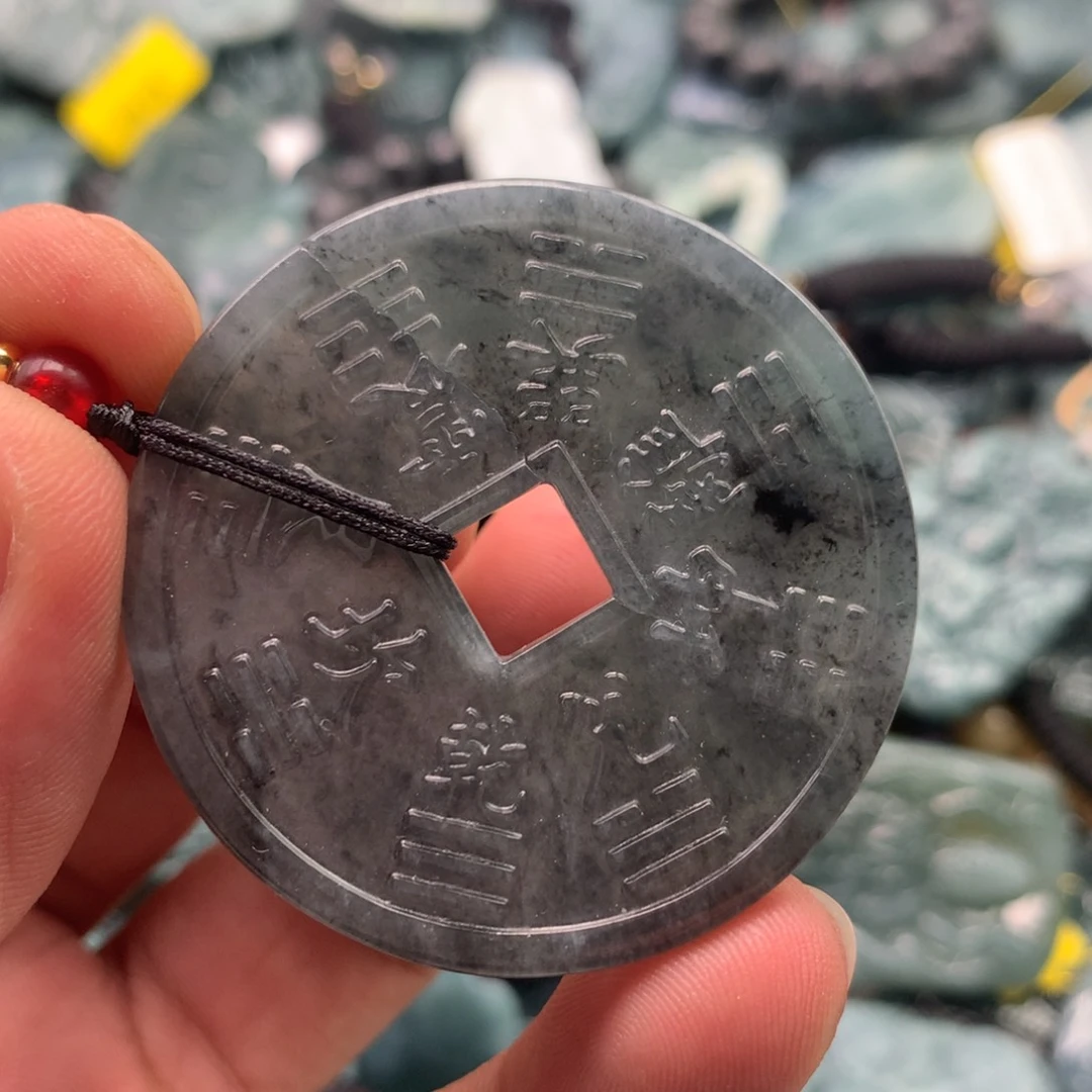 翡翠未镶嵌颈饰山鬼