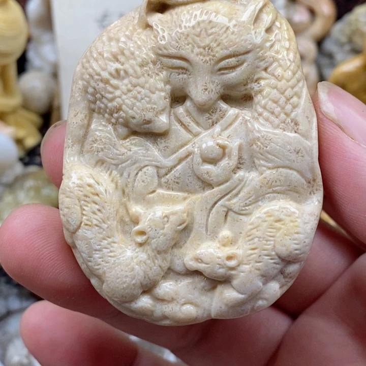 颈饰未镶嵌硅化珊瑚（珊瑚玉）