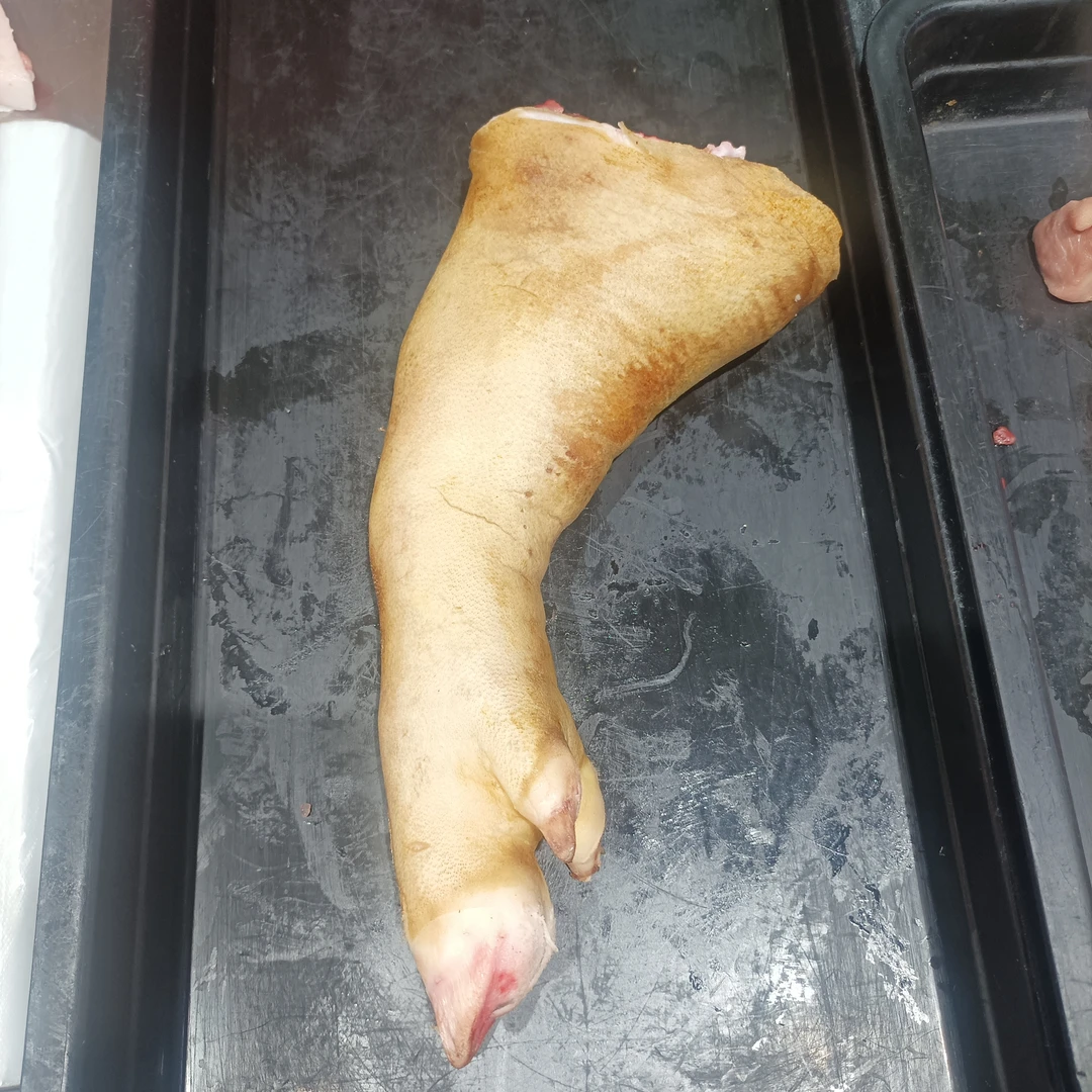 新鲜猪蹄一只约2斤-3斤一只，整只卖