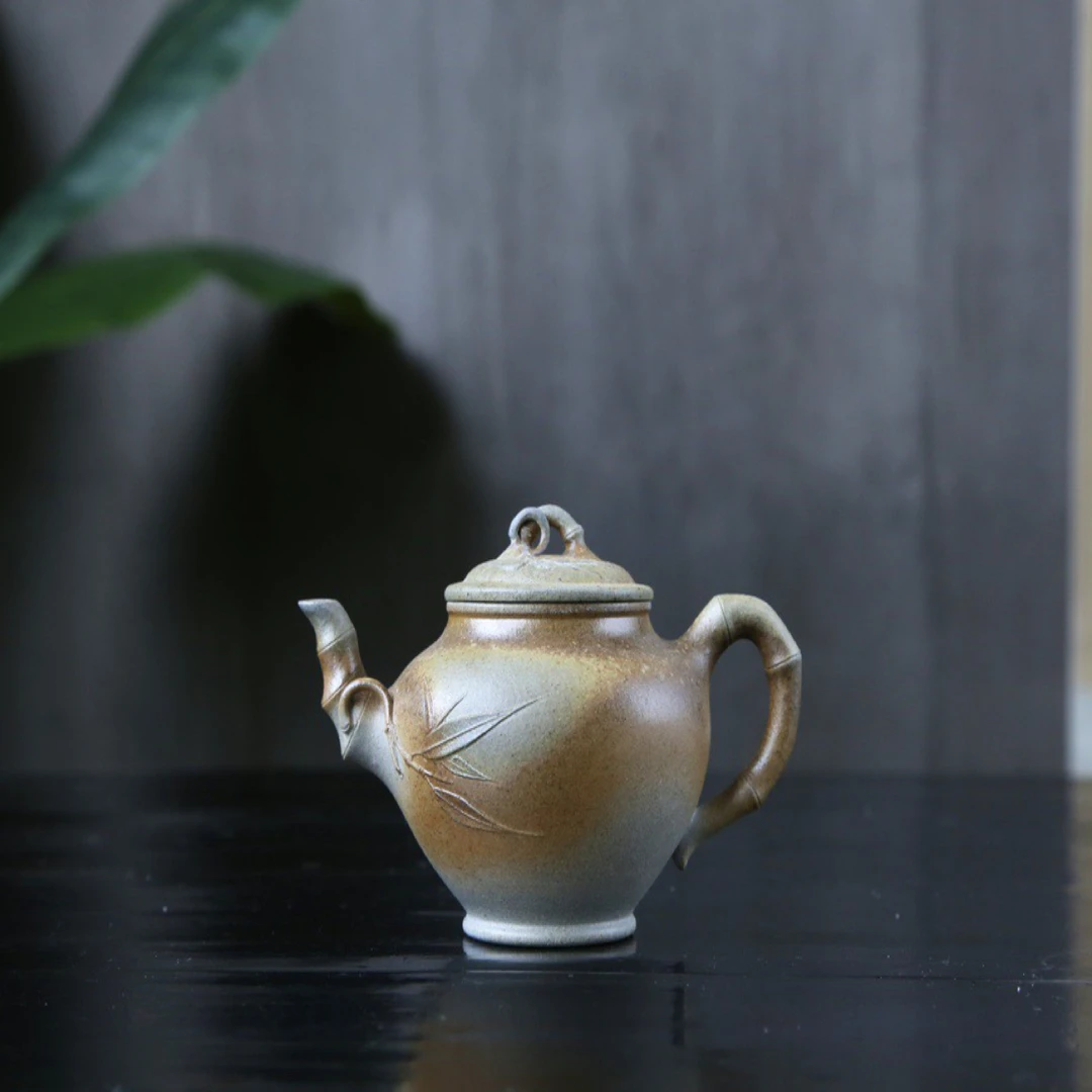 【竹报春】·280cc 段泥柴烧美器 壶身形体饱满，线条流畅