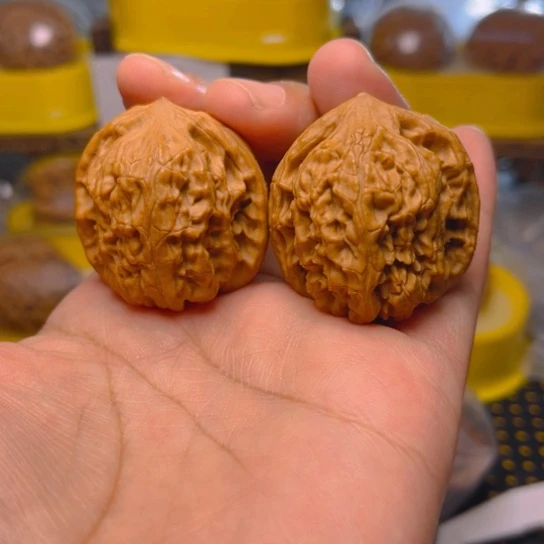 文玩核桃吊坠鸡心